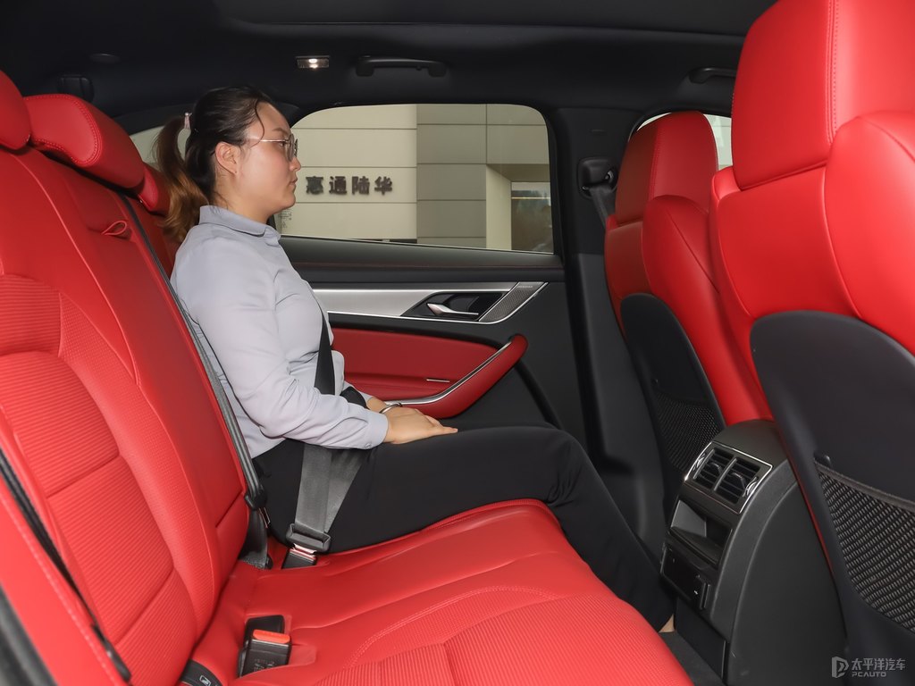 ҽݱF-PACE{˿ggDƬ