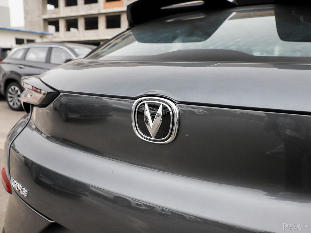 星際灰長(zhǎng)安UNI-T車(chē)尾外觀(guān)圖片