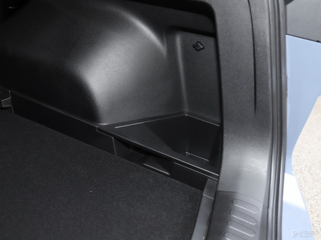 高階灰哈弗H6后備廂空間圖片