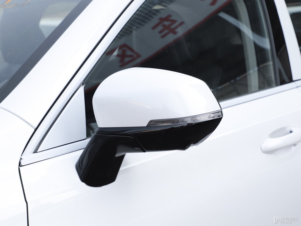 玉釉白哈弗H6車(chē)身外觀圖片