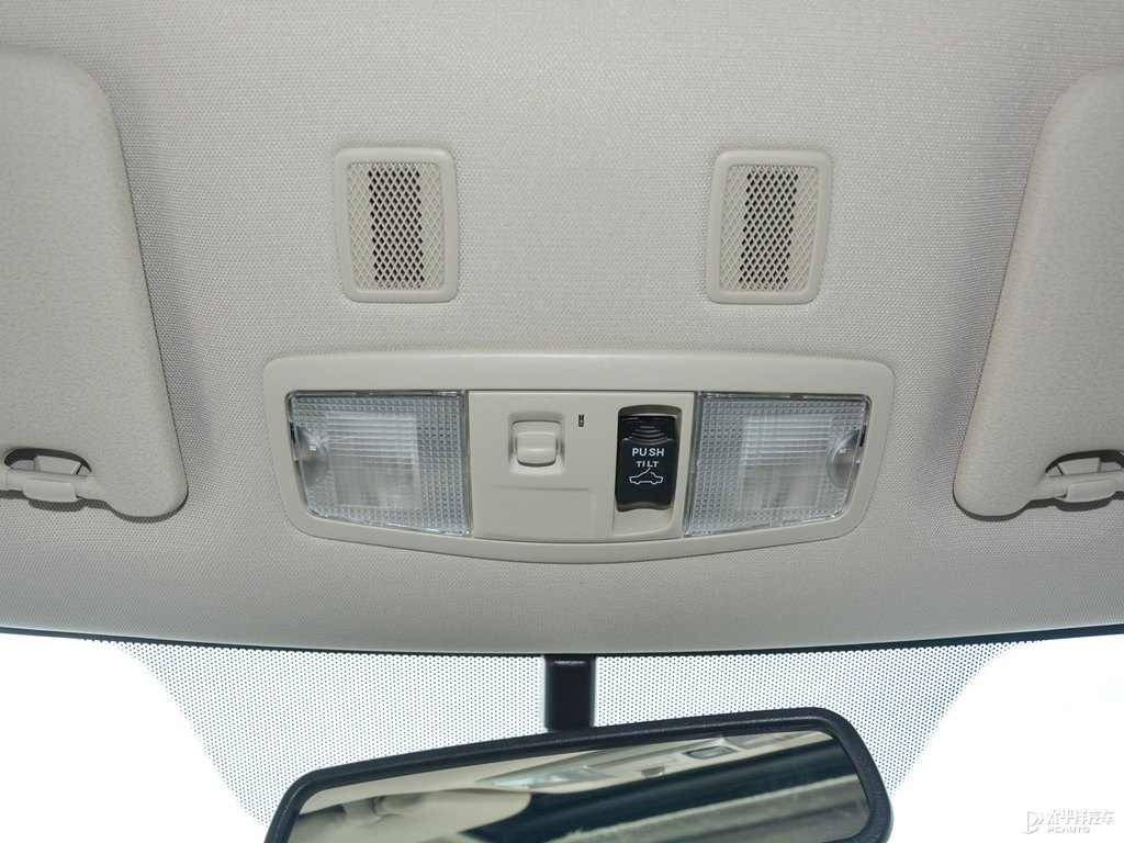 珍珠白歐藍德車廂內(nèi)飾圖片