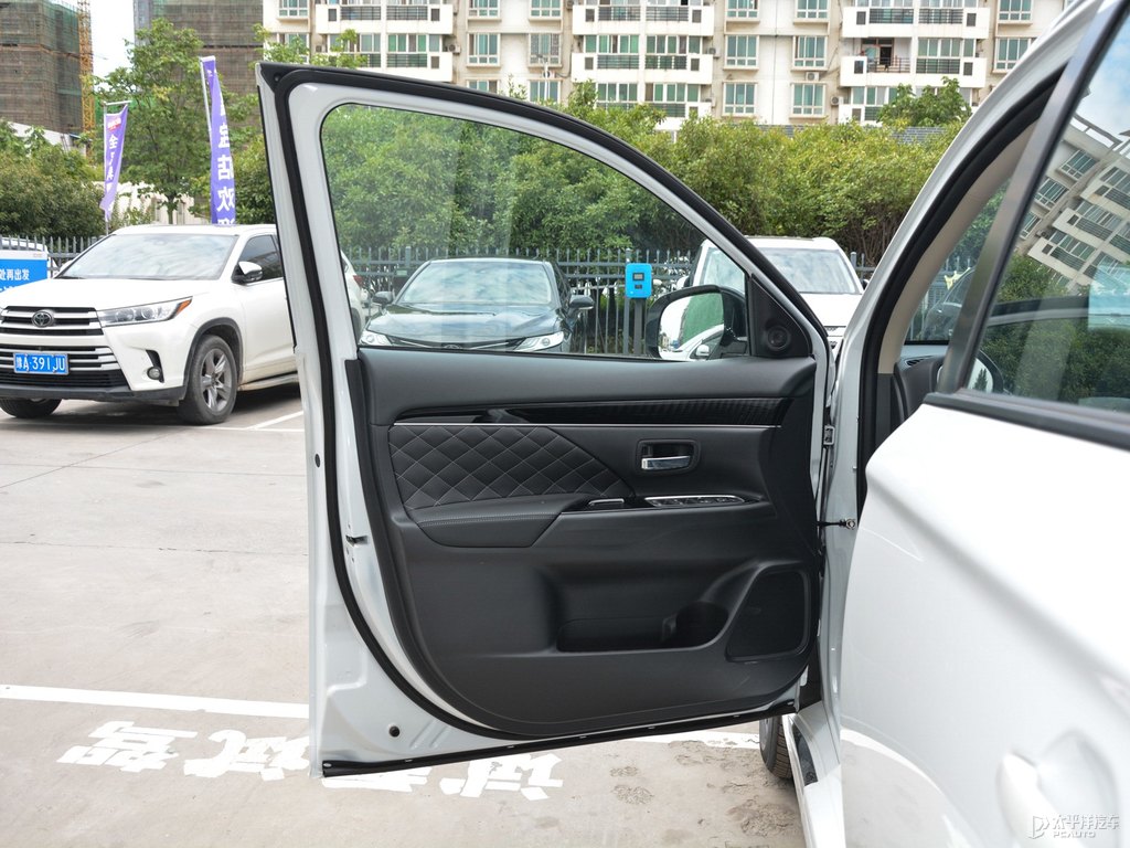 珍珠白歐藍德車廂內(nèi)飾圖片