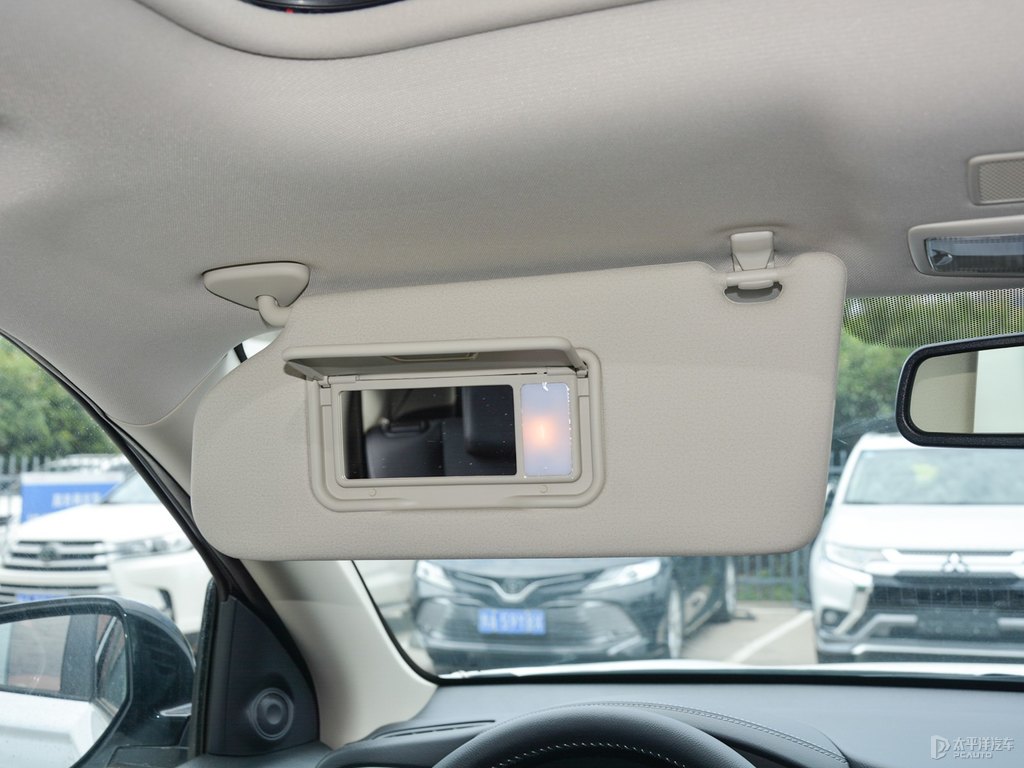 珍珠白歐藍德車廂內飾圖片