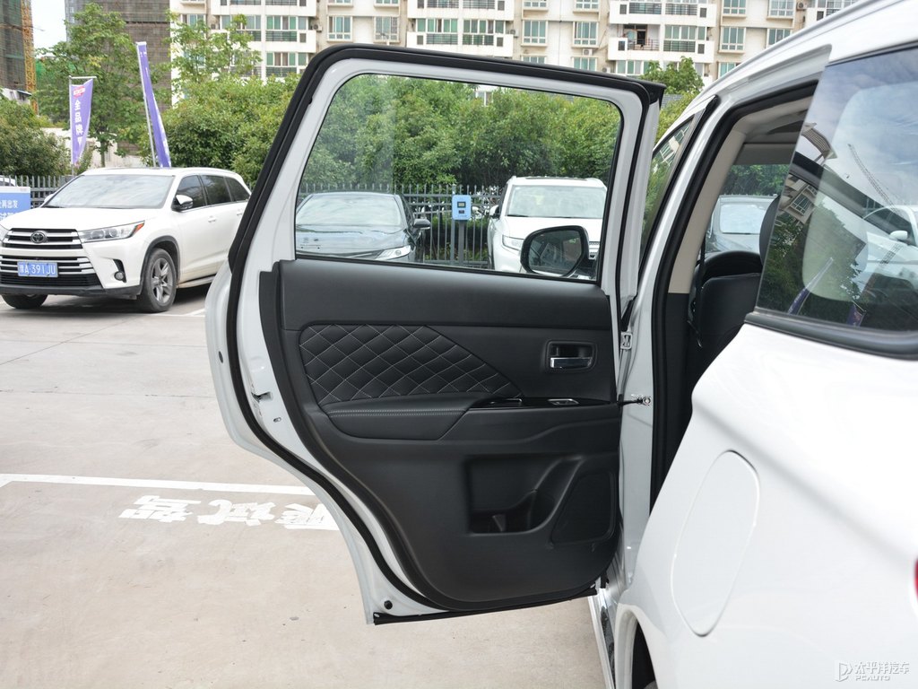 珍珠白歐藍德車廂內(nèi)飾圖片