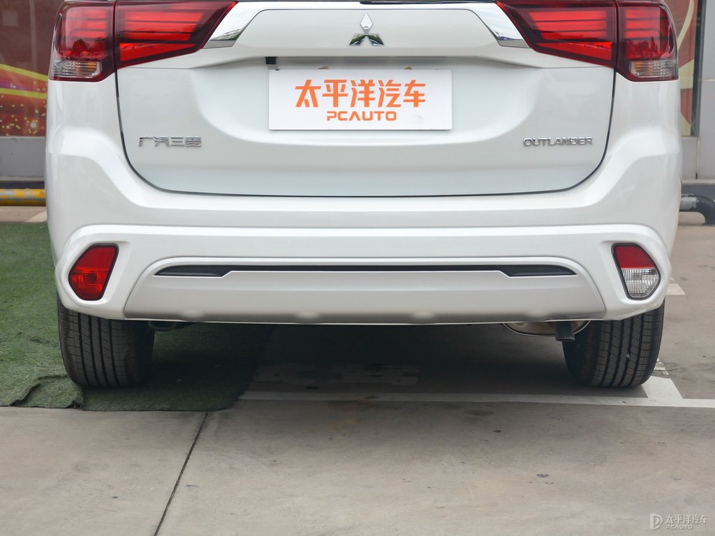 珍珠白歐藍德車尾外觀圖片