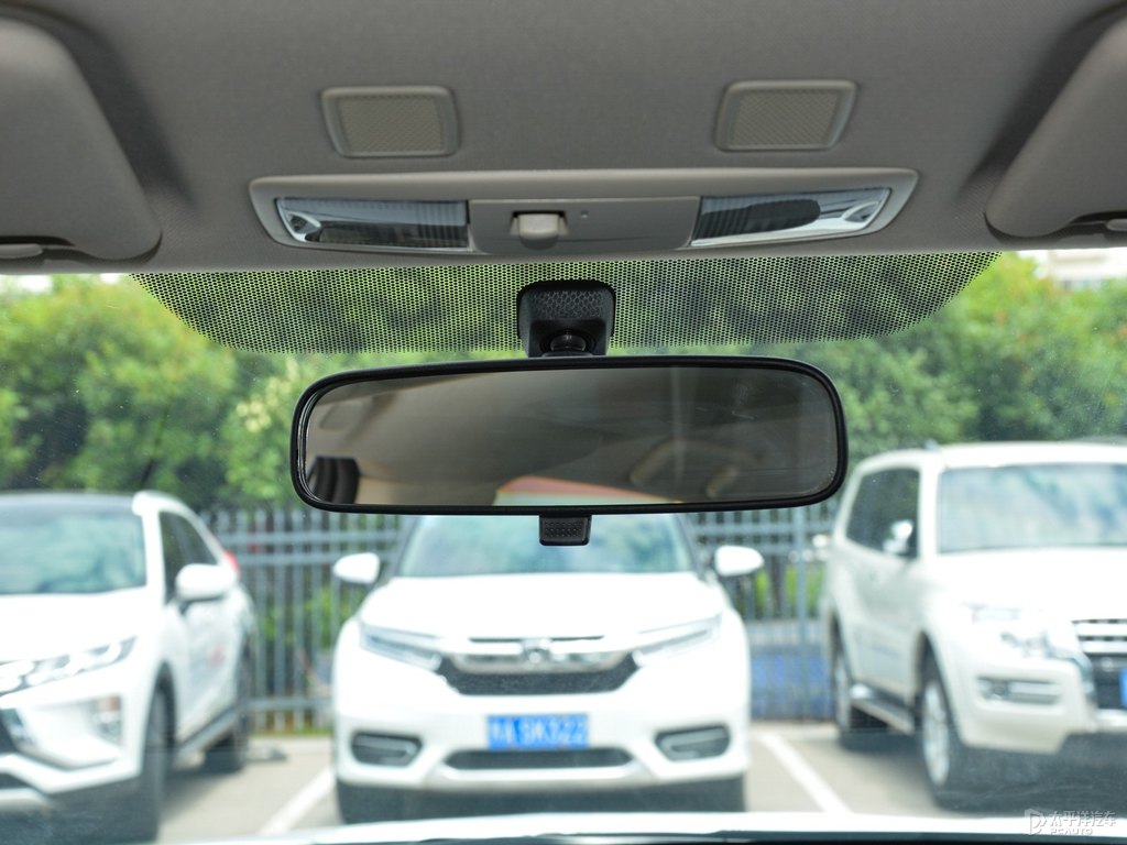 珍珠白歐藍德車廂內(nèi)飾圖片