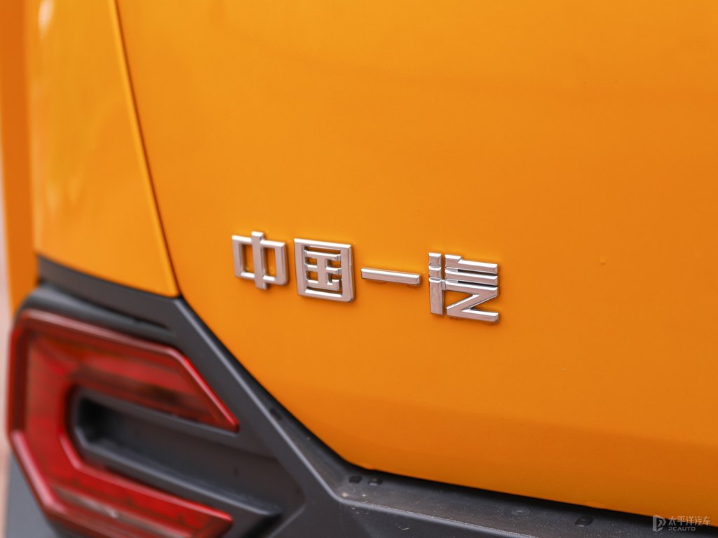 斯木黃奔騰T77車尾外觀圖片