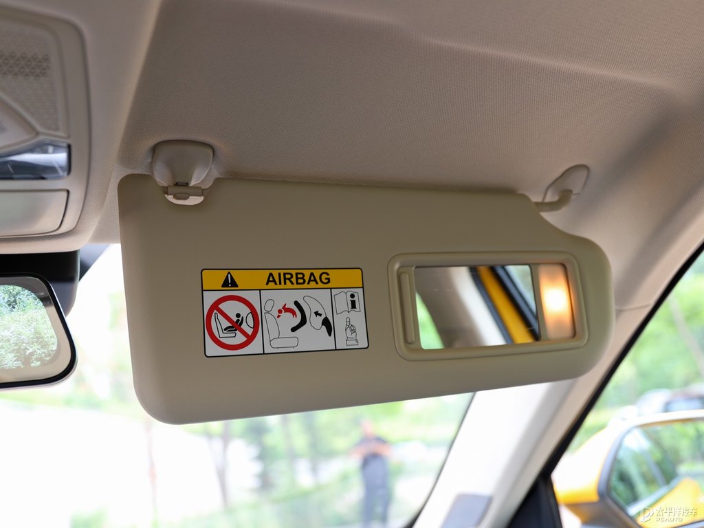 斯木黃奔騰T77車廂內(nèi)飾圖片