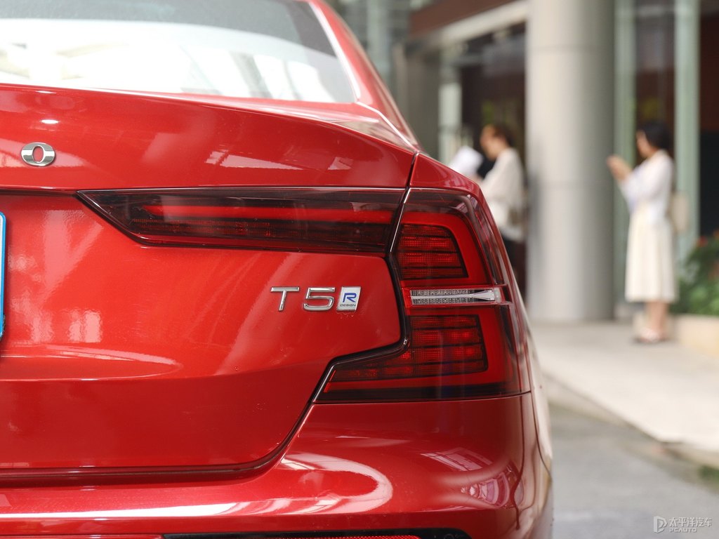 熔巖紅沃爾沃S60車尾外觀圖片