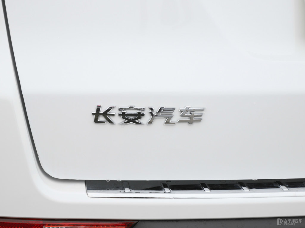 精靈白長安CS75車尾外觀圖片