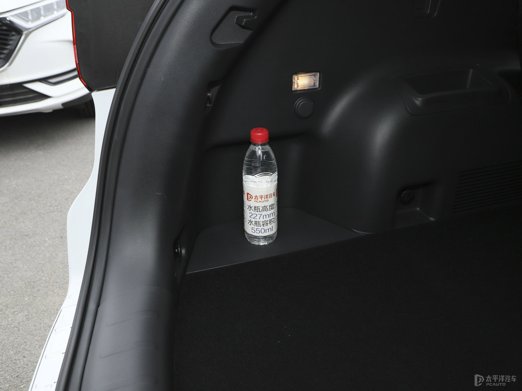 精靈白長(zhǎng)安CS75后備廂空間圖片
