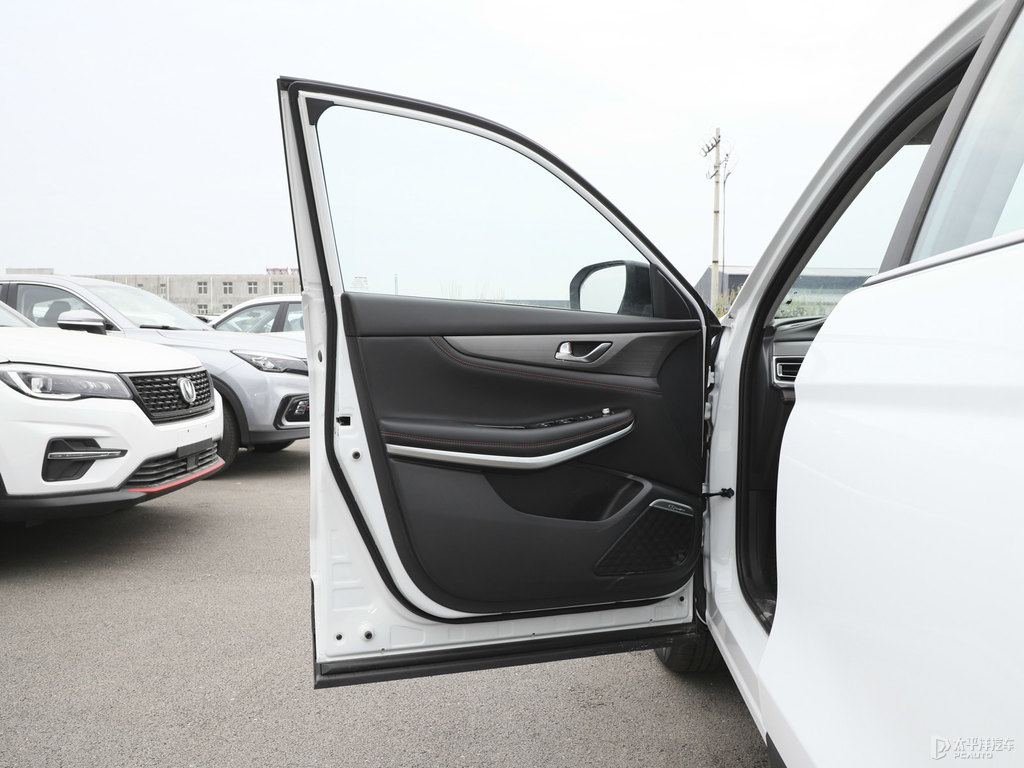 精靈白長安CS75車廂內(nèi)飾圖片