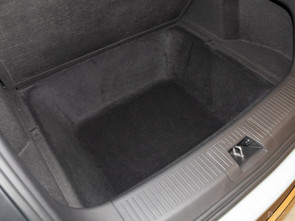 瑩白+天青綠小鵬G3后備廂空間圖片