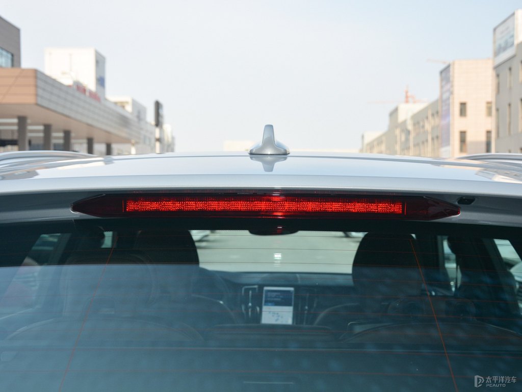 晨光銀沃爾沃XC60車尾外觀圖片