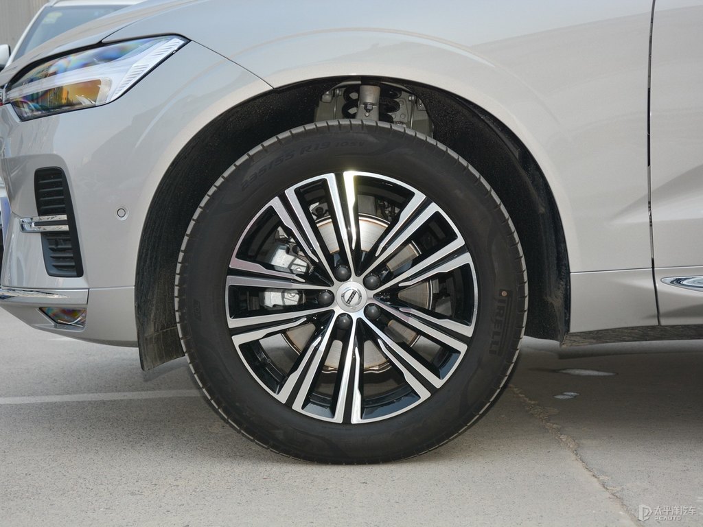 晨光銀沃爾沃XC60車(chē)身外觀圖片