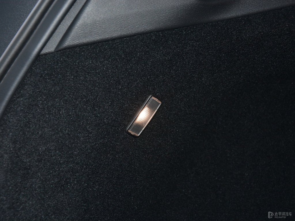 晨光銀沃爾沃XC60后備廂空間圖片