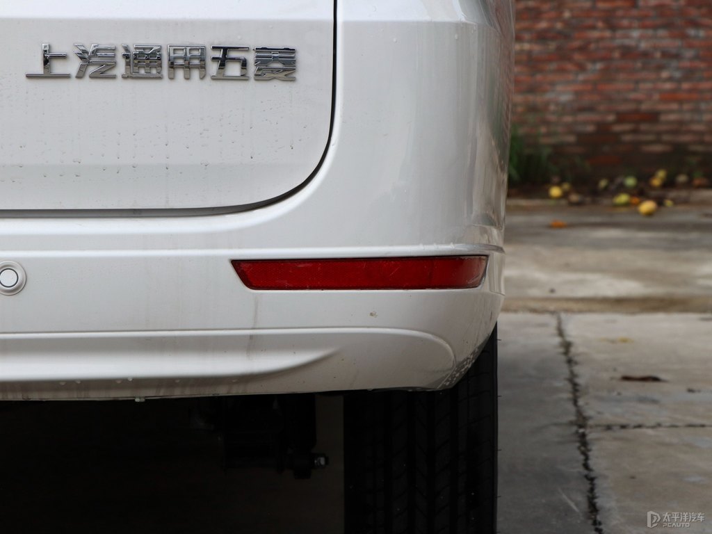 糖果白五菱宏光S車尾外觀圖片