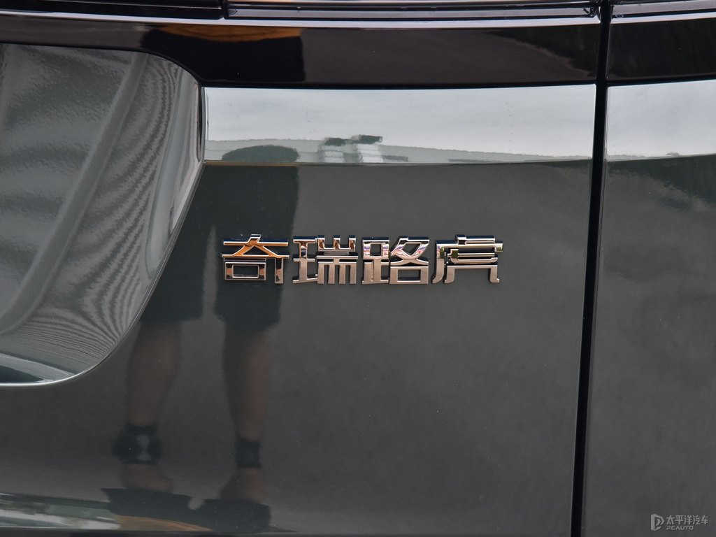 納爾維克黑+貝爾維雅綠攬勝極光車尾外觀圖片