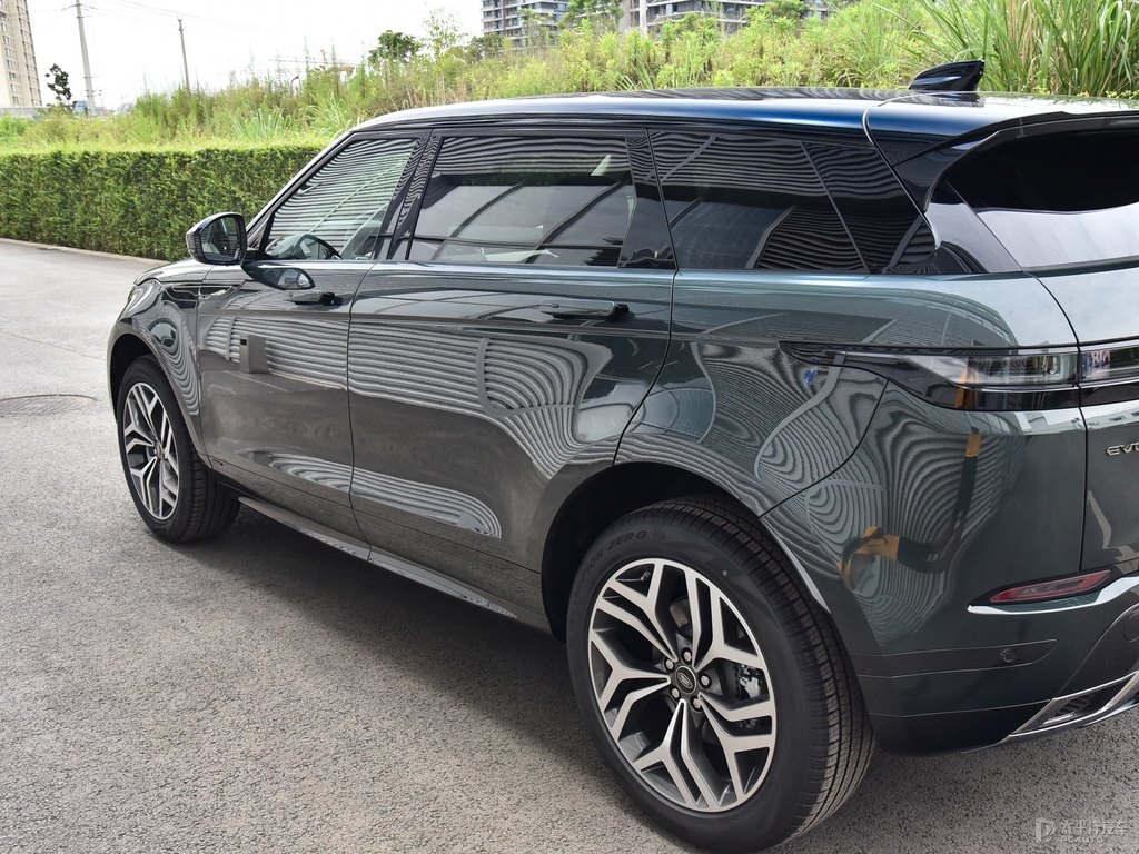 納爾維克黑+貝爾維雅綠攬勝極光車(chē)身外觀圖片
