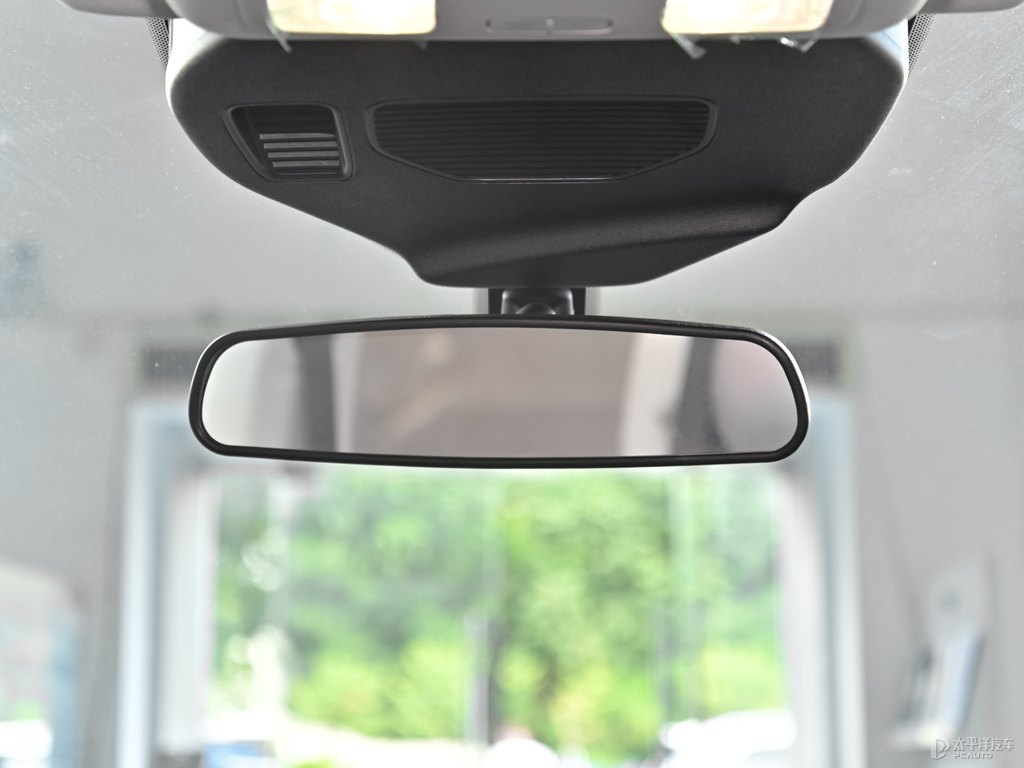 月落白銳際車(chē)廂內(nèi)飾圖片