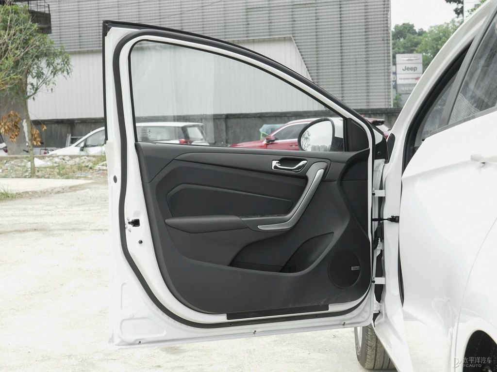 艾瑞澤5車廂內飾圖片