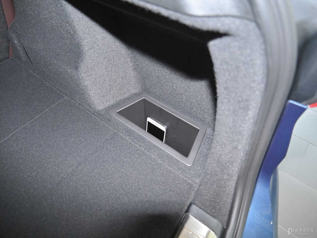 地中海藍(lán)寶馬X1后備廂空間圖片