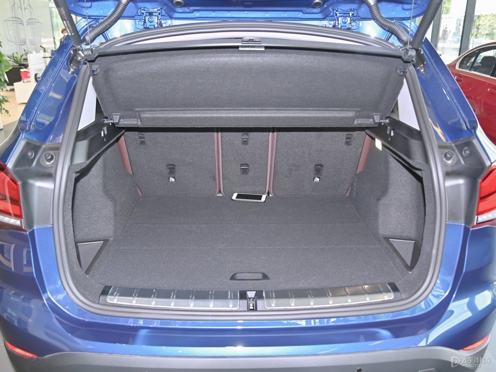 地中海藍(lán)寶馬X1后備廂空間圖片