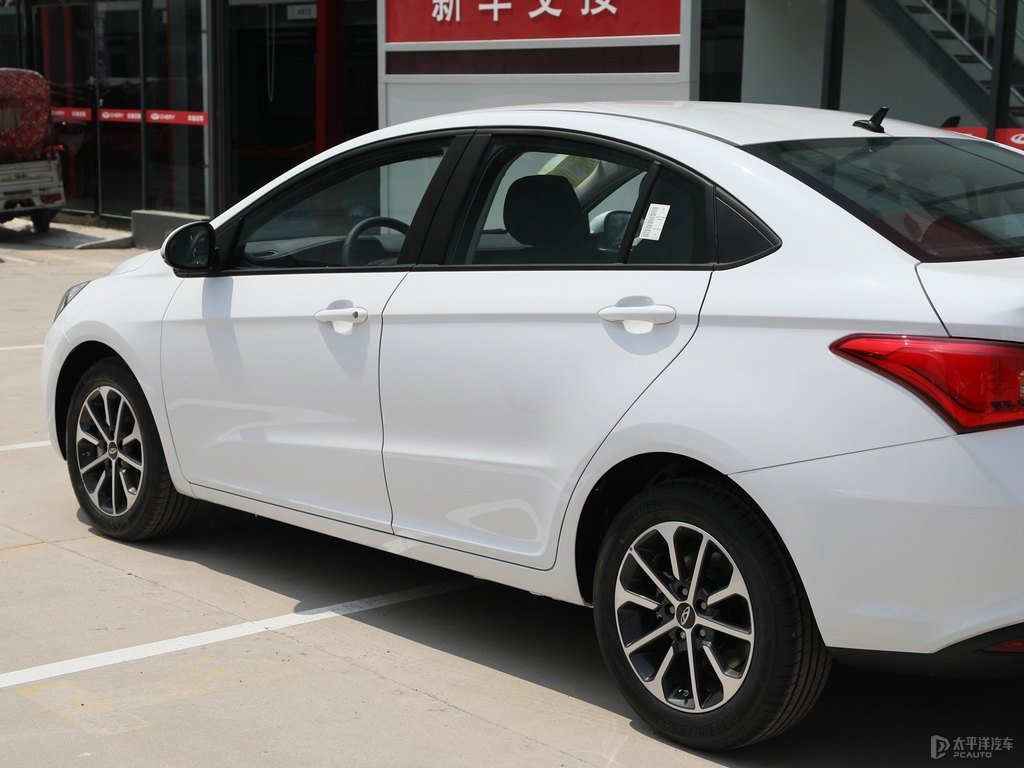 皓月白艾瑞澤5車身外觀圖片