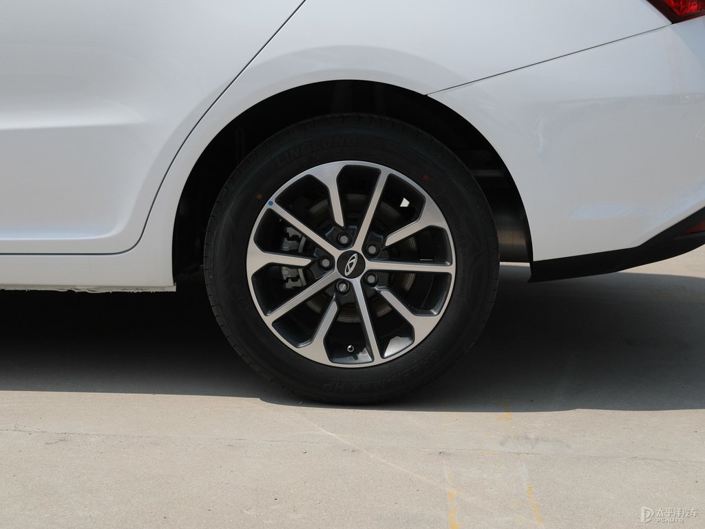 皓月白艾瑞澤5車身外觀圖片