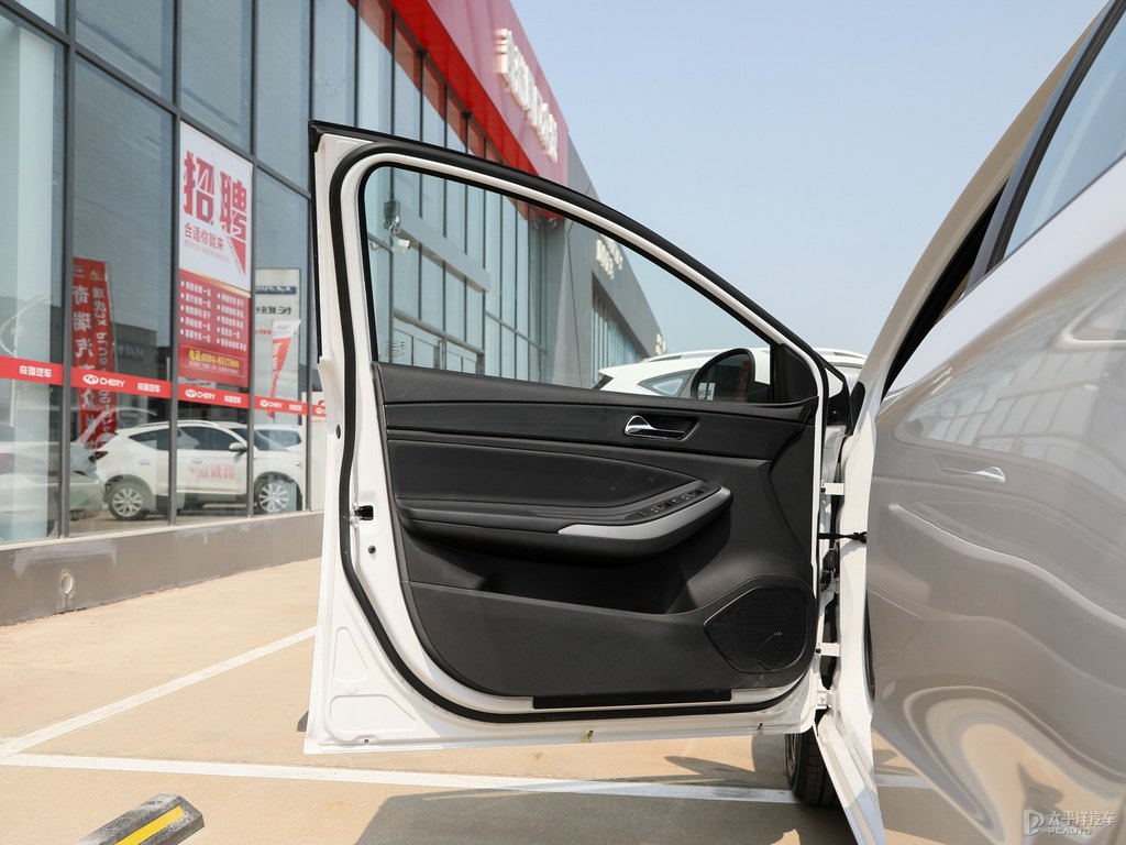 皓月白艾瑞澤5車(chē)廂內(nèi)飾圖片
