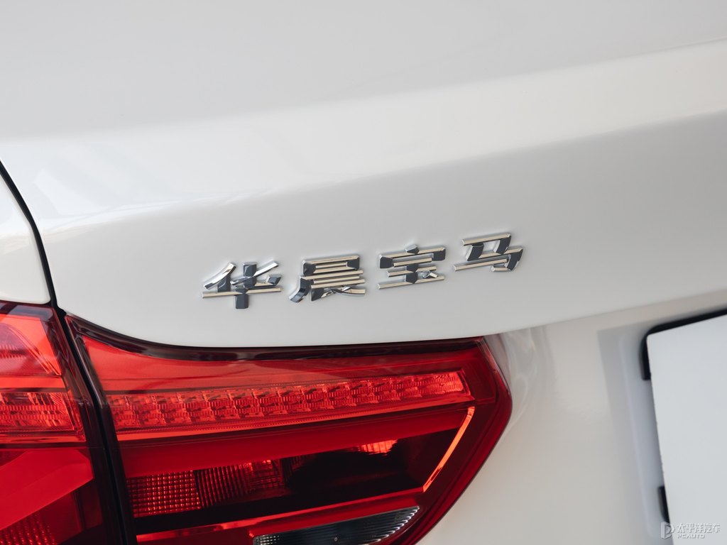 礦石白寶馬1系車尾外觀圖片