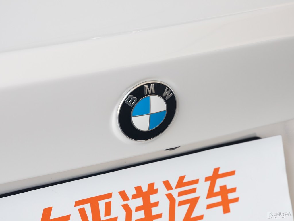 礦石白寶馬1系車尾外觀圖片