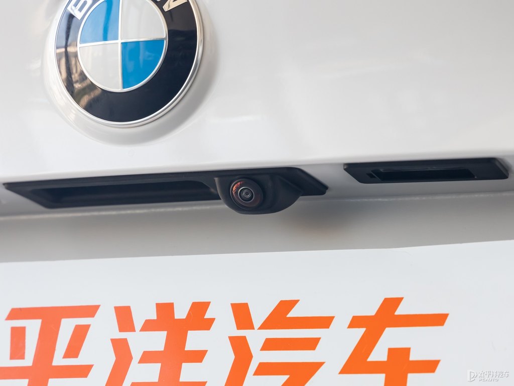礦石白寶馬1系車尾外觀圖片
