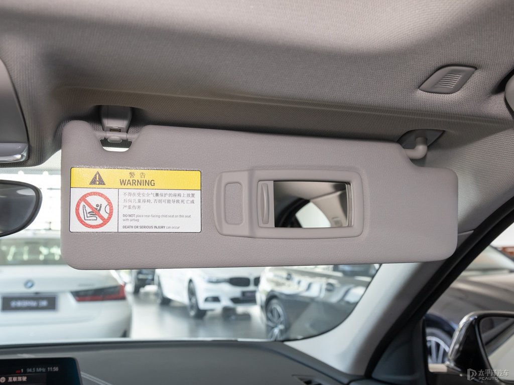 礦石白寶馬1系車廂內(nèi)飾圖片