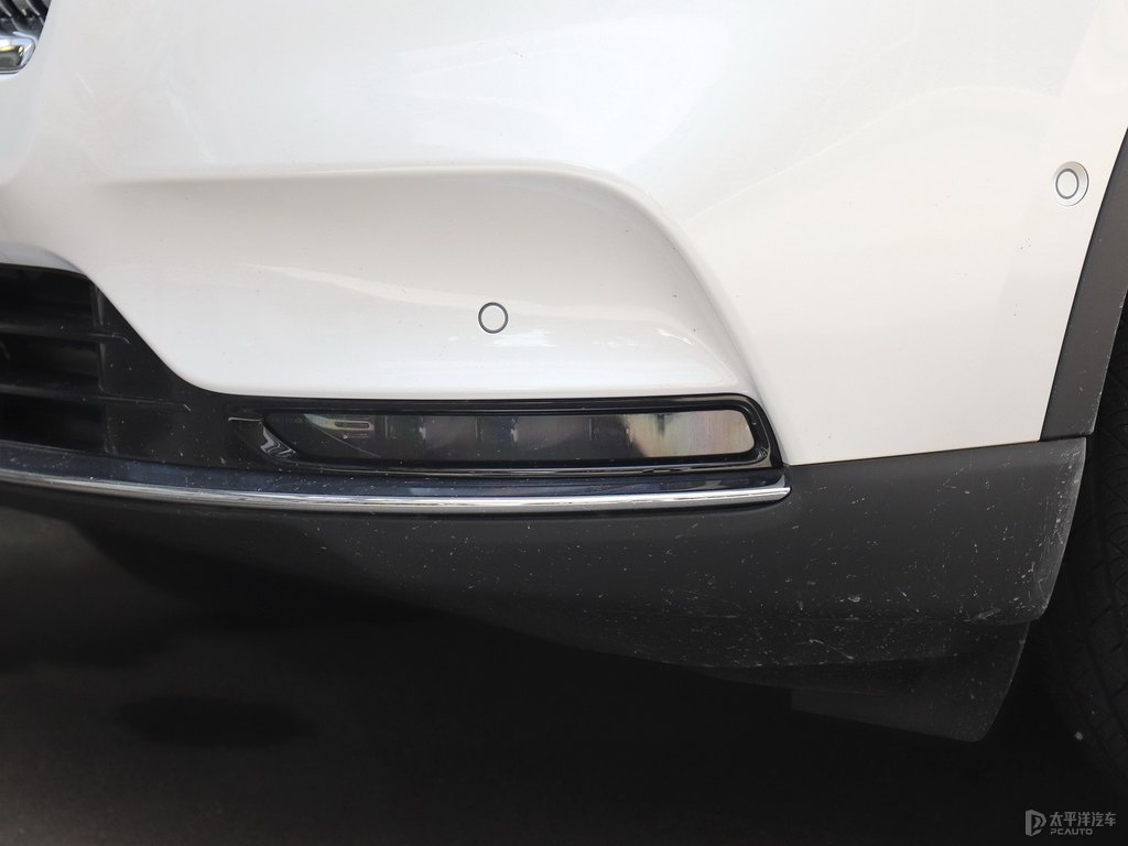 鉑鉆白冒險(xiǎn)家車頭外觀圖片
