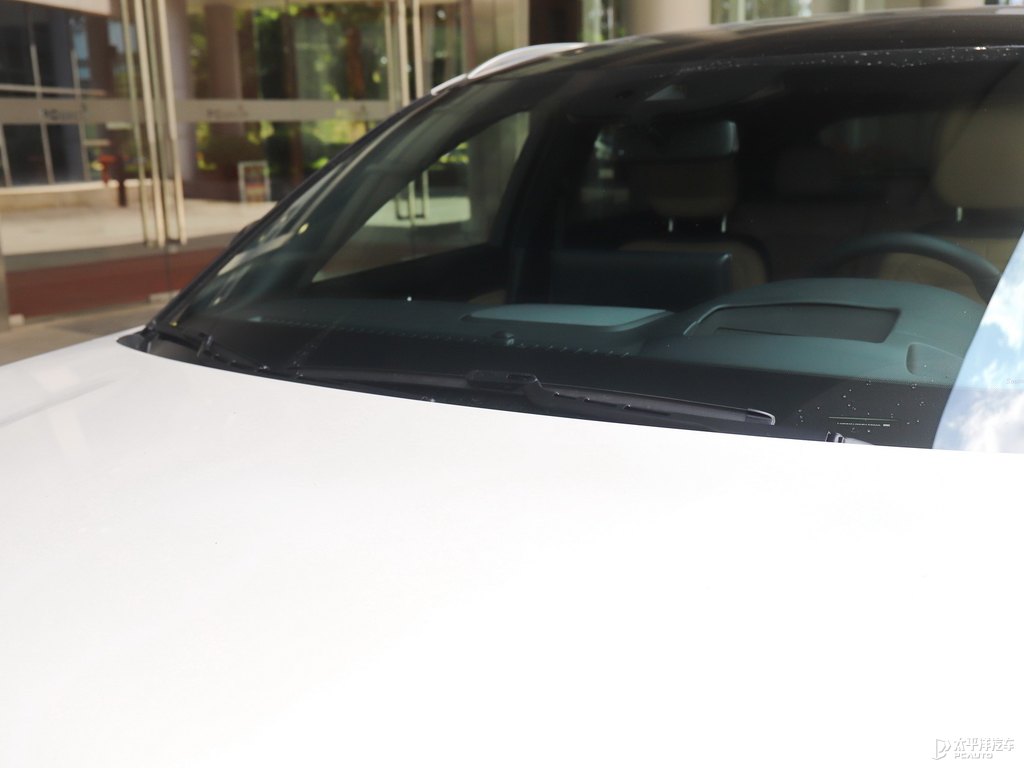 鉑鉆白冒險(xiǎn)家車身外觀圖片