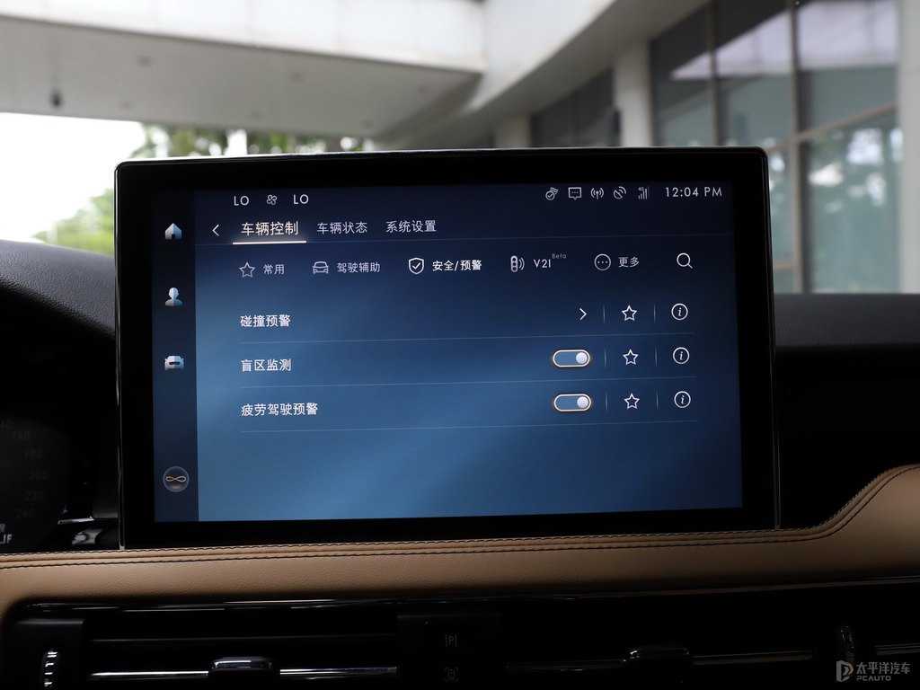 鉑鉆白冒險(xiǎn)家中控內(nèi)飾圖片