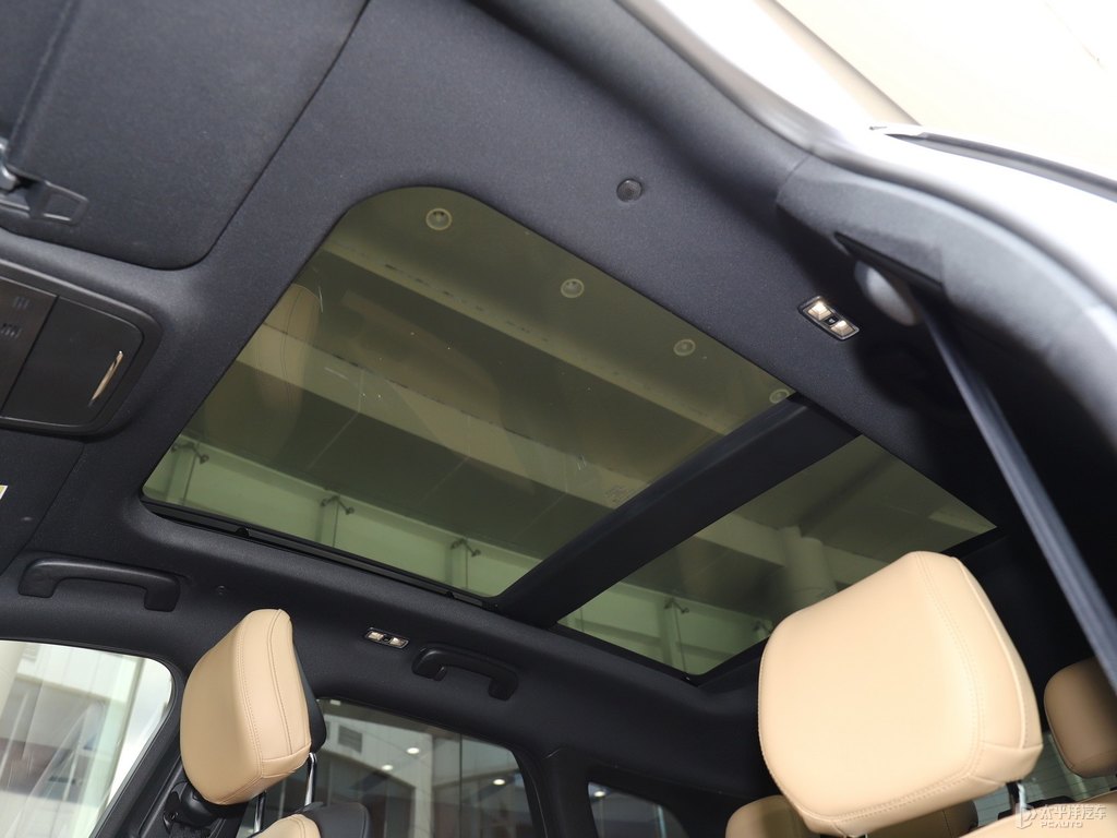 鉑鉆白冒險家車廂內(nèi)飾圖片