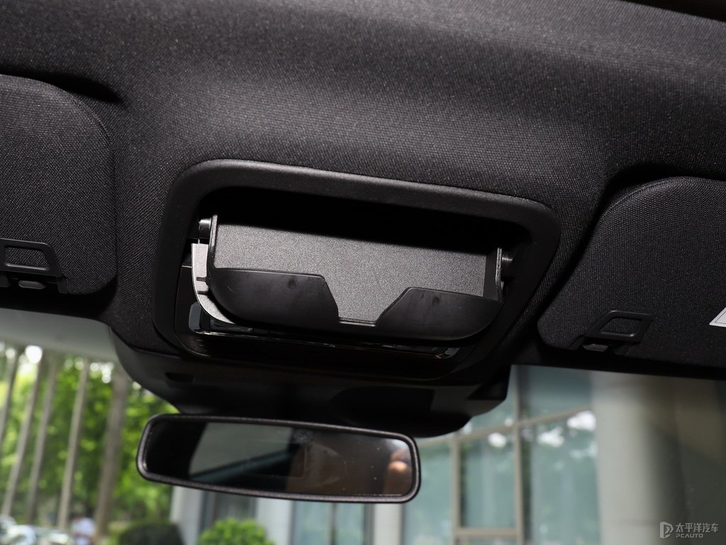 鉑鉆白冒險家車廂內(nèi)飾圖片