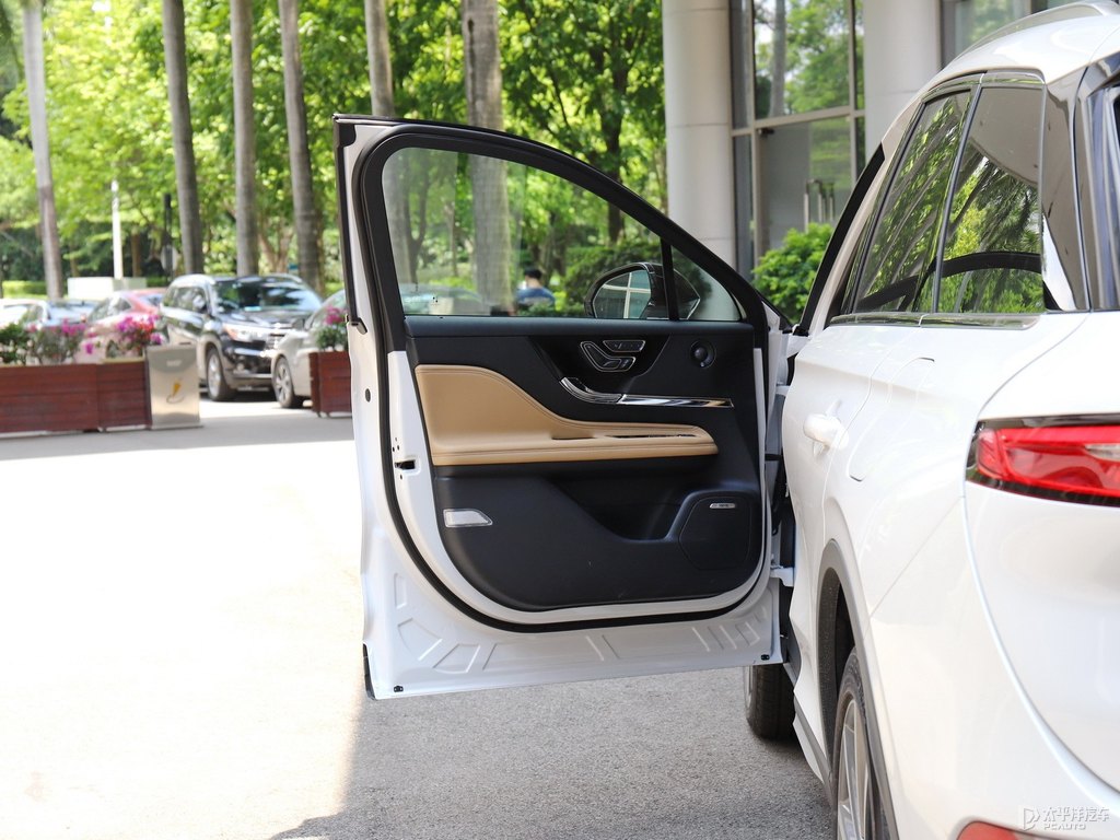 鉑鉆白冒險(xiǎn)家車廂內(nèi)飾圖片
