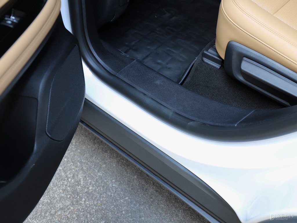 鉑鉆白冒險家車廂內(nèi)飾圖片