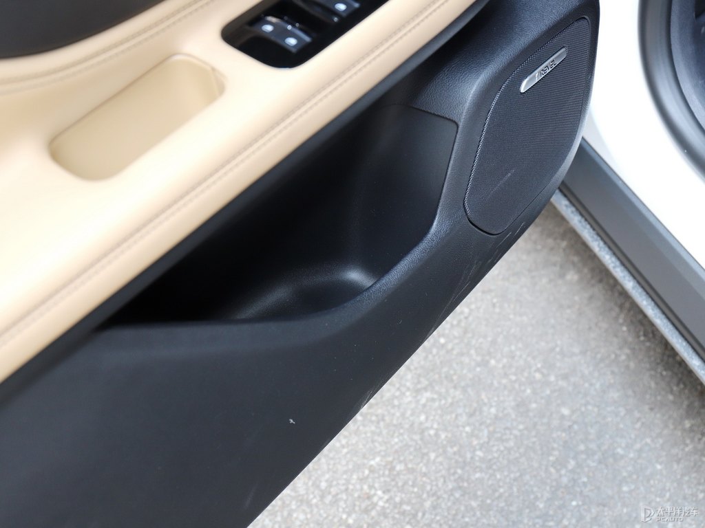 鉑鉆白冒險(xiǎn)家車(chē)廂內(nèi)飾圖片