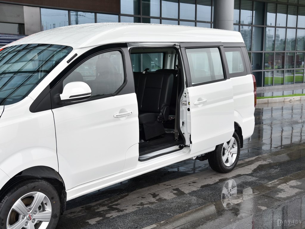 極光白金海獅車身外觀圖片