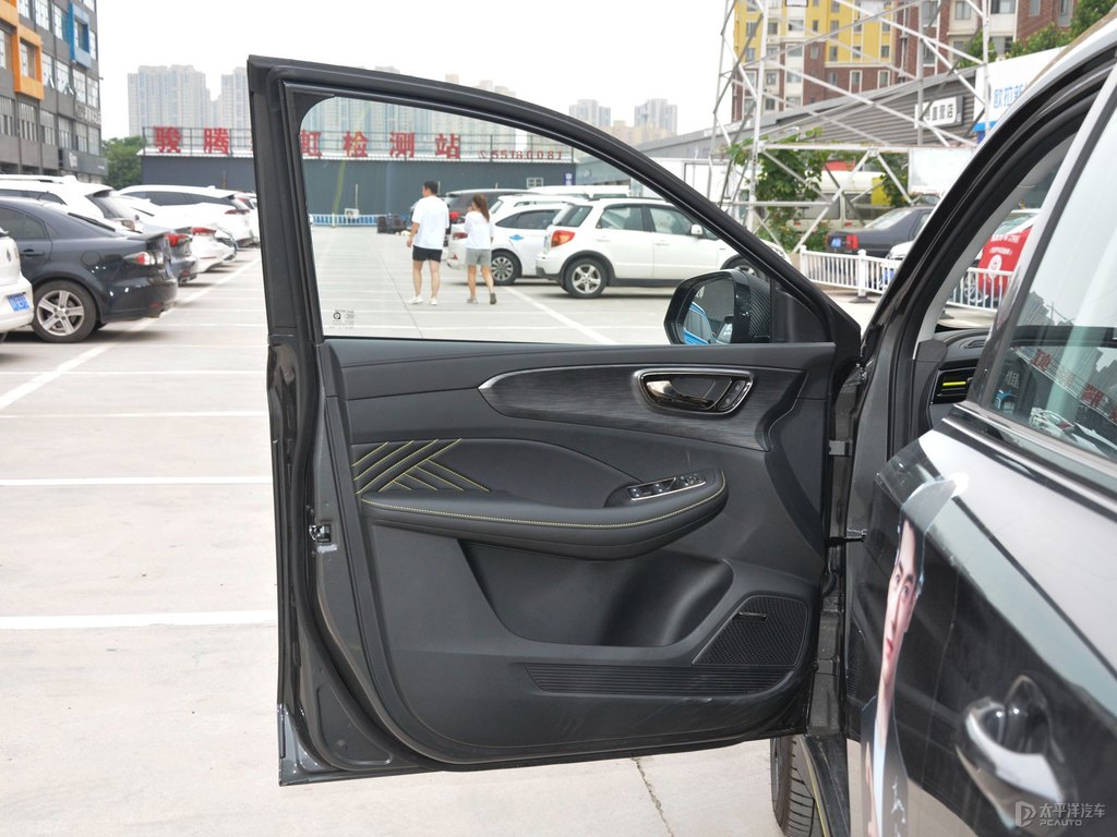 寰宇灰榮威RX5車(chē)廂內(nèi)飾圖片