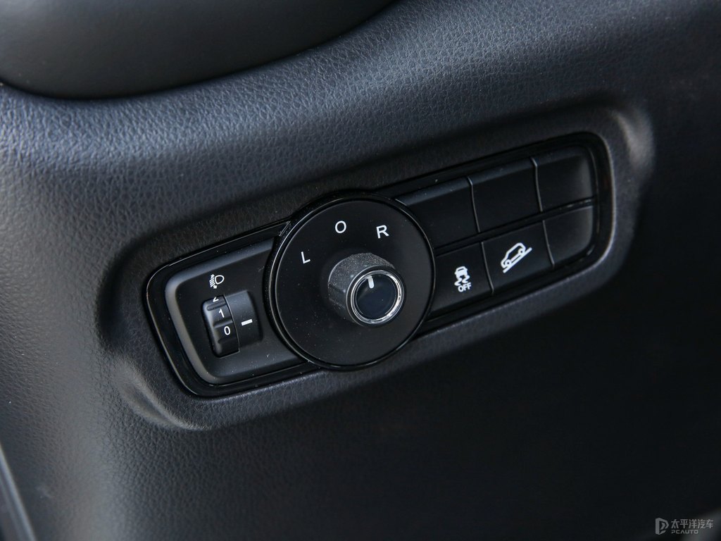 象牙白傳祺GS3車廂內(nèi)飾圖片