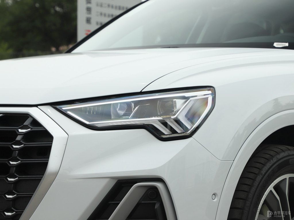 冰川白奧迪Q3車頭外觀圖片