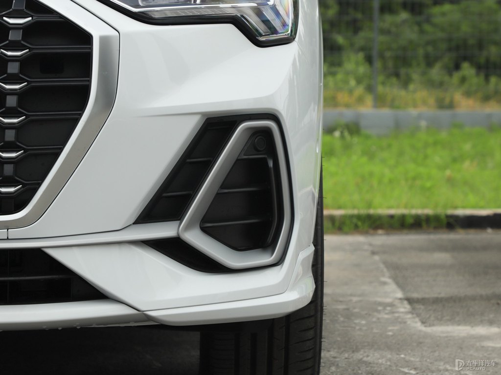 冰川白奧迪Q3車頭外觀圖片