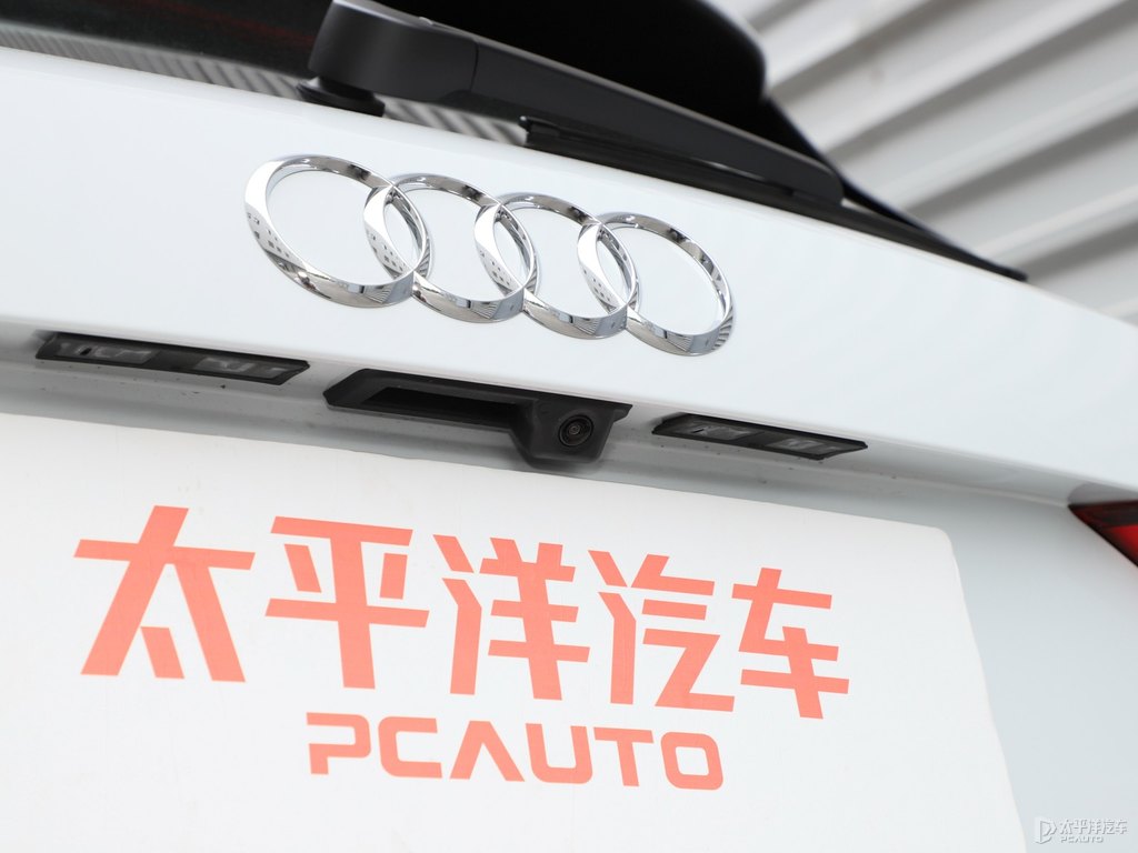冰川白奧迪Q3車尾外觀圖片