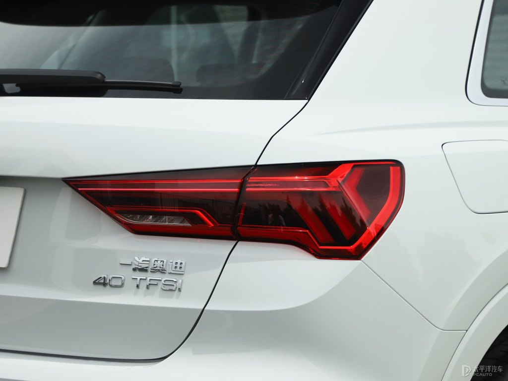 冰川白奧迪Q3車尾外觀圖片