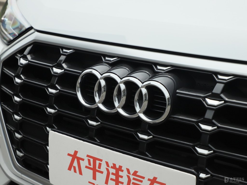冰川白奧迪Q3車(chē)頭外觀(guān)圖片